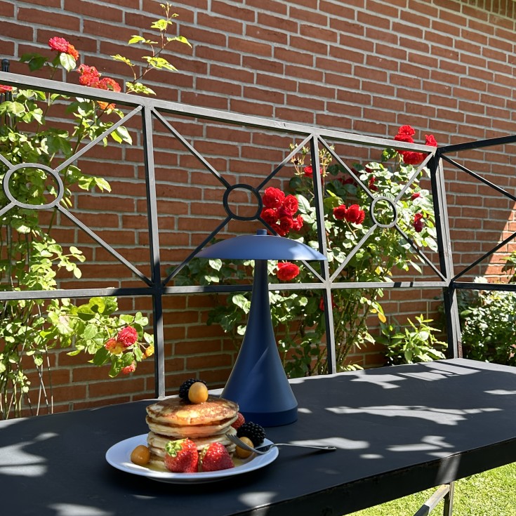 Dyberg Larsen Vienna oppladbar bordlampe, blå