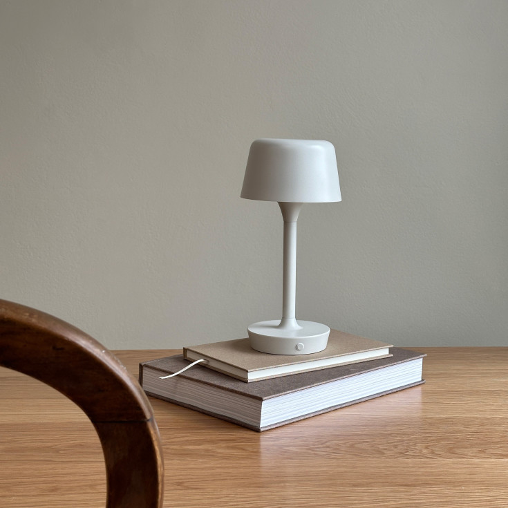 Dyberg Larsen Flow oppladbar LED-bordlampe kremhvit