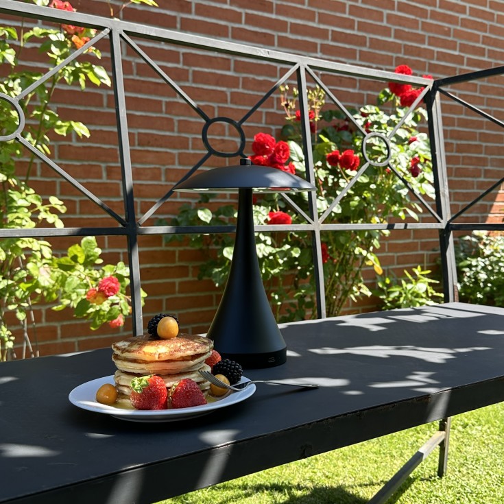 Dyberg Larsen Vienna oppladbar bordlampe, sort