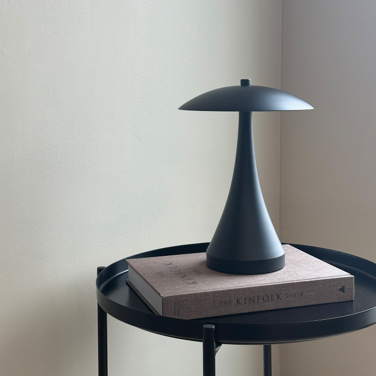 Dyberg Larsen Vienna oppladbar bordlampe, sort