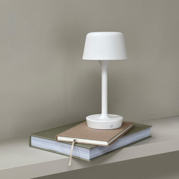 Dyberg Larsen Flow oppladbar LED-bordlampe hvit