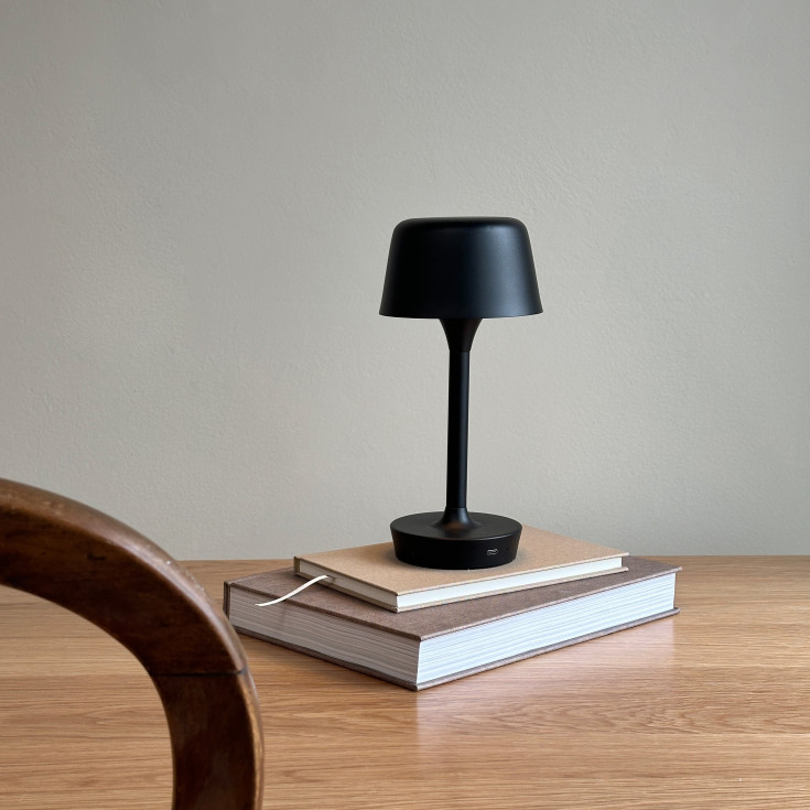 Dyberg Larsen Flow oppladbar bordlampe, sort