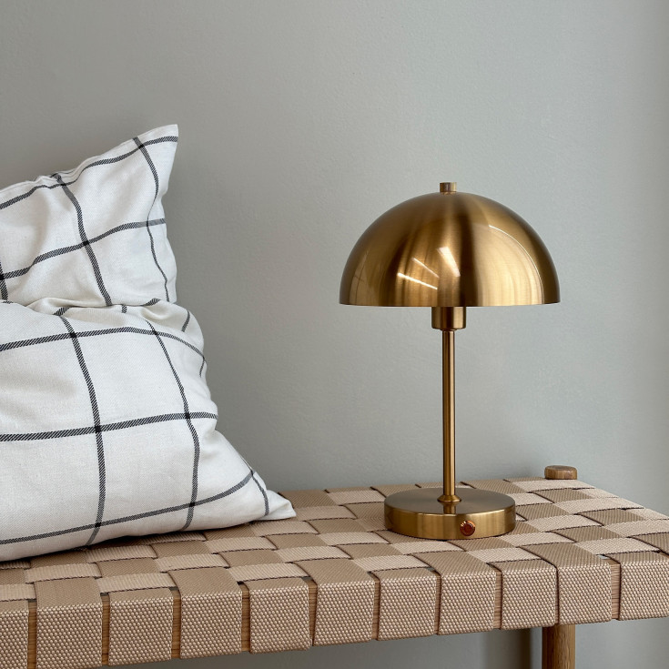 Dyberg Larsen Stockholm oppladbar bordlampe, messing