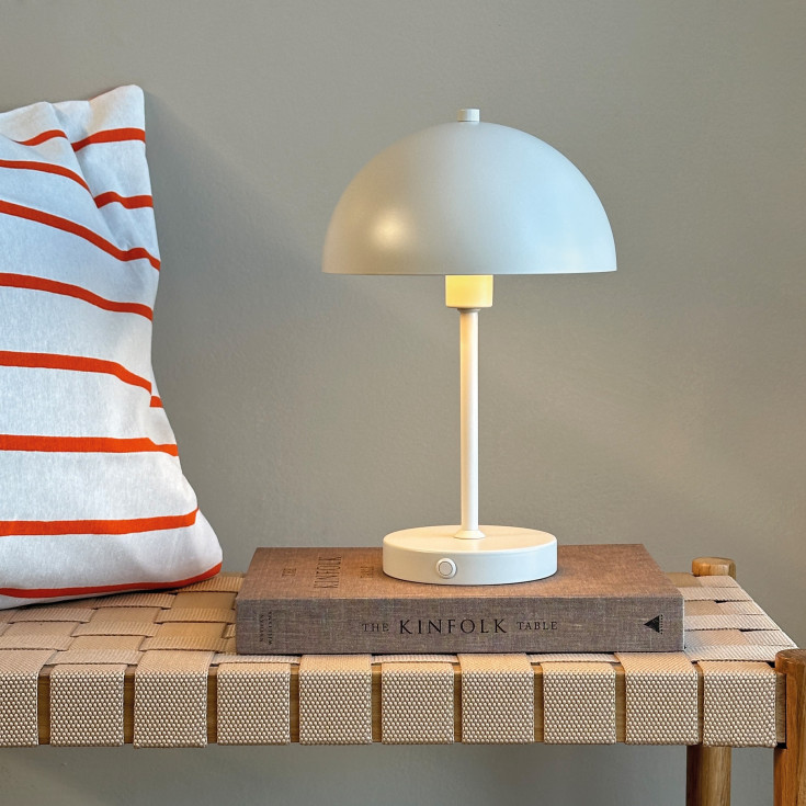 Dyberg Larsen Stockholm oppladbar bordlampe, beige