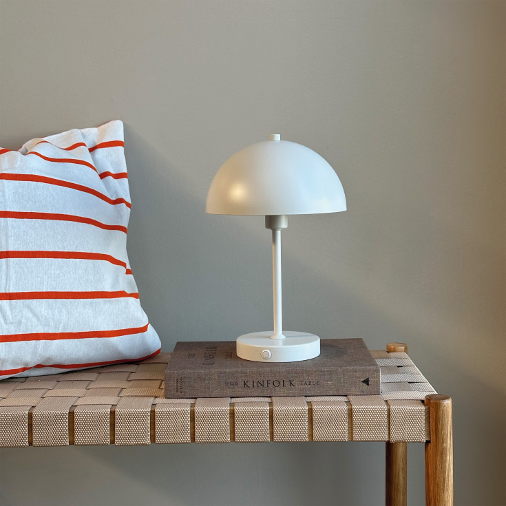 Dyberg Larsen Stockholm oppladbar bordlampe, beige
