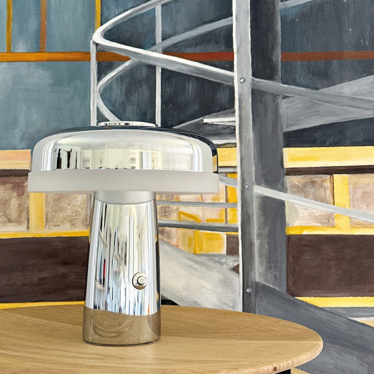 Dyberg Larsen Porter oppladbar bordlampe, krom