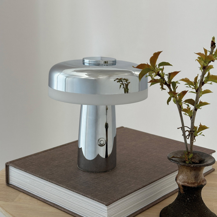 Dyberg Larsen Porter oppladbar bordlampe, krom