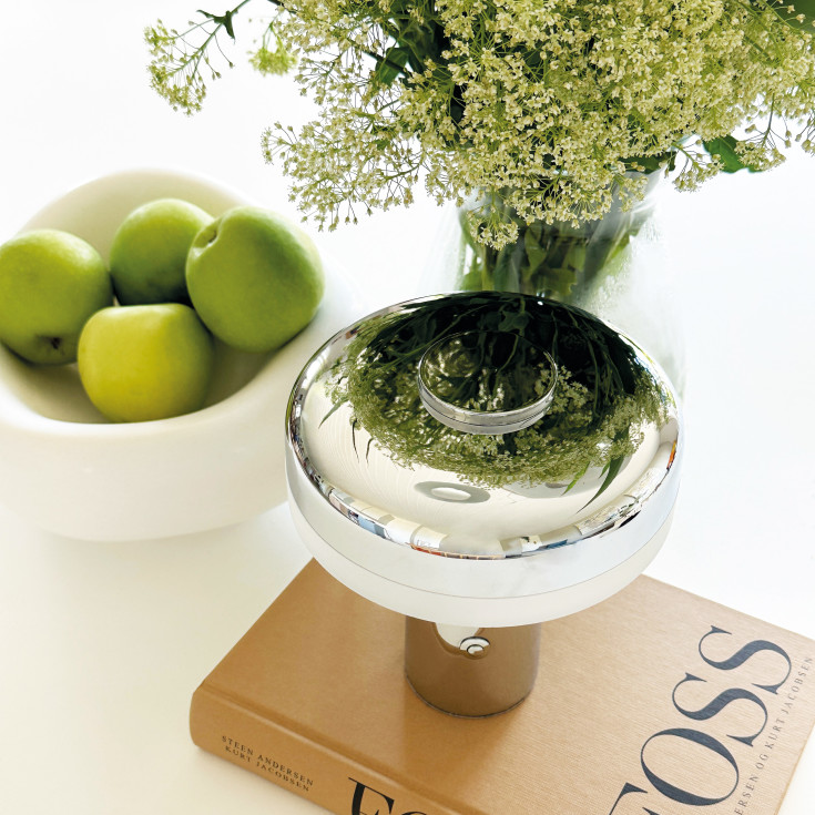 Dyberg Larsen Porter oppladbar bordlampe, krom