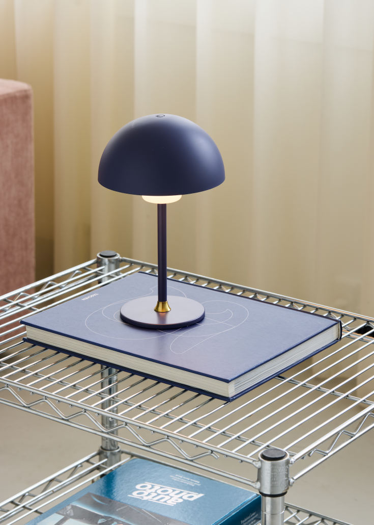 Halo Design Moon genopladelig bordlampe, blå