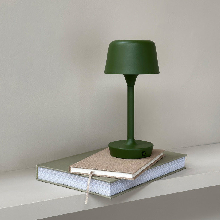 Dyberg Larsen Flow oppladbar LED-bordlampe mørkegrønn