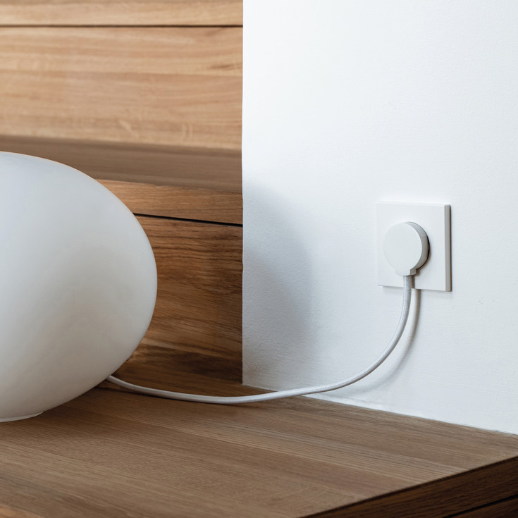 Normkontakt Schuko M/J, vinkel, rund, flat, matt hvit