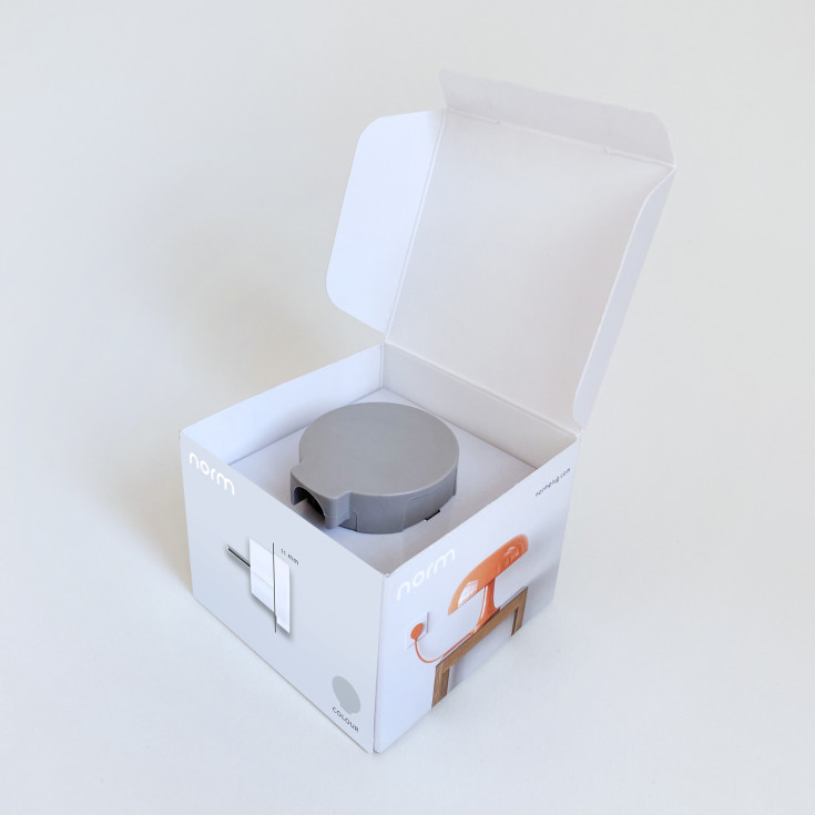 Normkontakt Schuko M/J, vinkel, rund, platt, grå