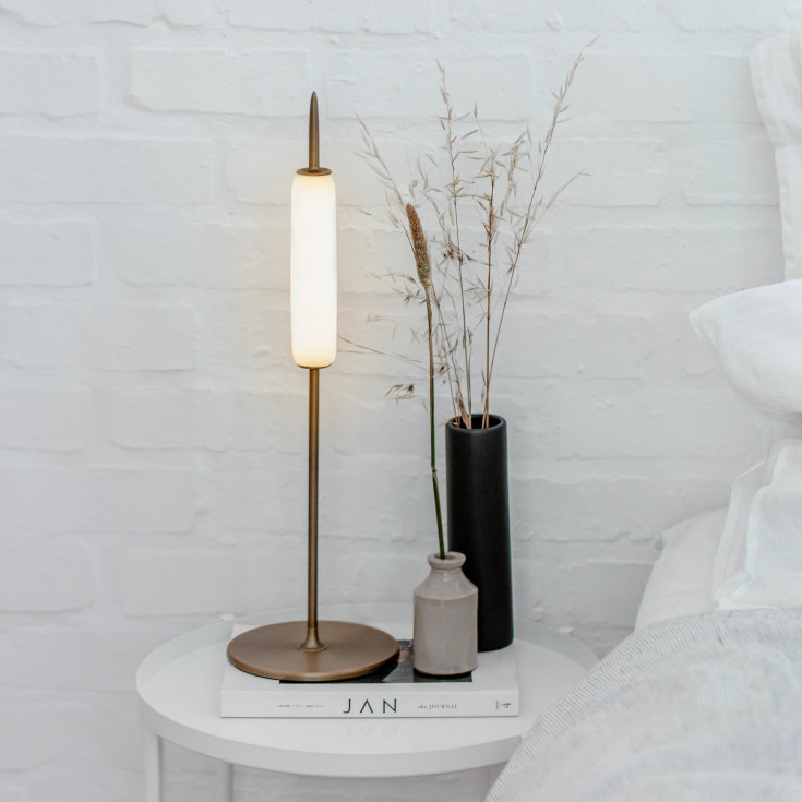 Ekta Living Dunhammer bordlampe, mørk messing