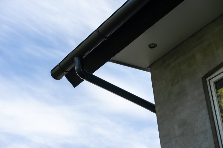 Plastmo tagrende nr. 10 á 6 meter, sort