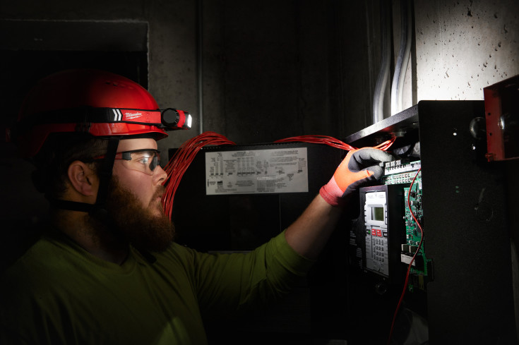 Milwaukee L4 HL2 oppladbar hodelykt