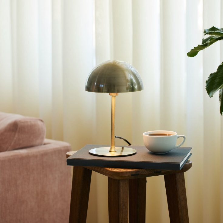 Halo Design Boogie bordlampe, mässing