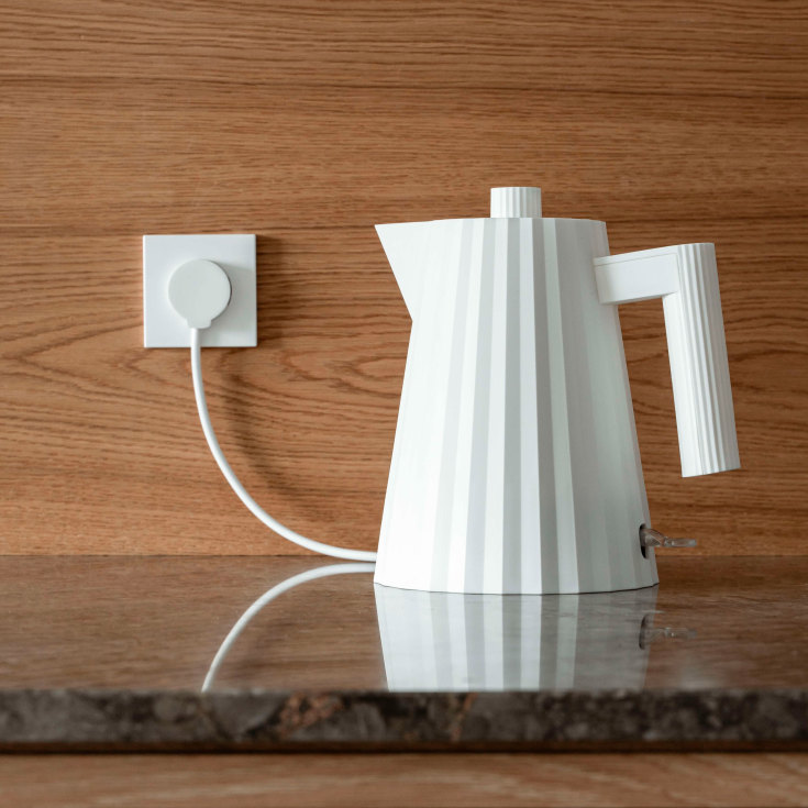 Normkontakt Schuko M/J, vinkel, rund, flat, matt hvit