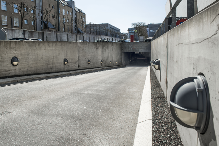 Louis Poulsen skotlampe, 3000K, halvskærmet, klar aluminium