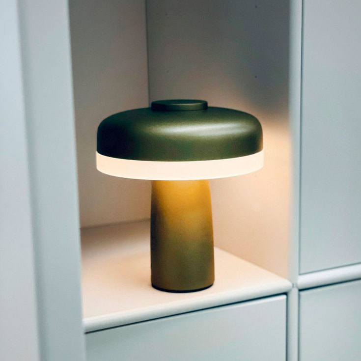 Dyberg Larsen Porter oppladbar bordlampe, grønn