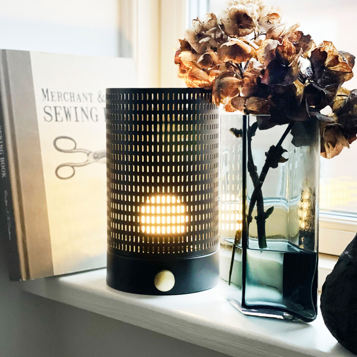 Dyberg Larsen Mesh oppladbar bordlampe, sort