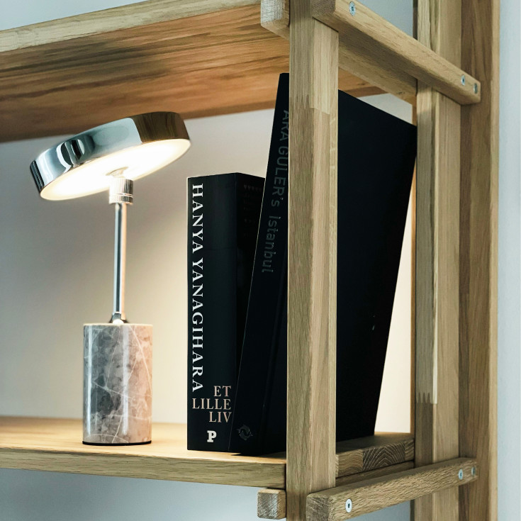 Dyberg Larsen Starlight oppladbar bordlampe, grå marmor