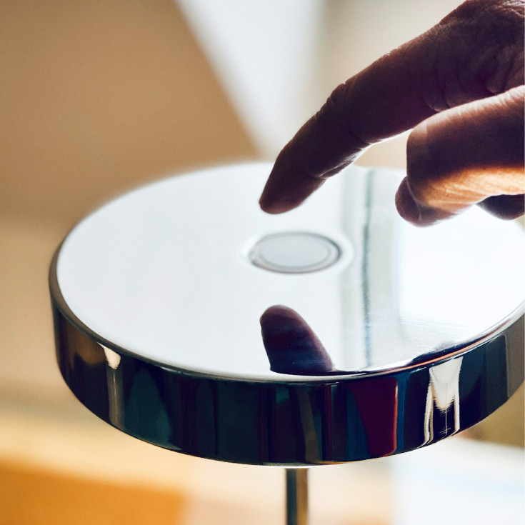 Dyberg Larsen Starlight oppladbar bordlampe, grå marmor