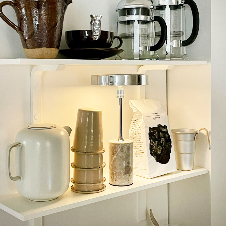 Dyberg Larsen Starlight oppladbar bordlampe, grå marmor