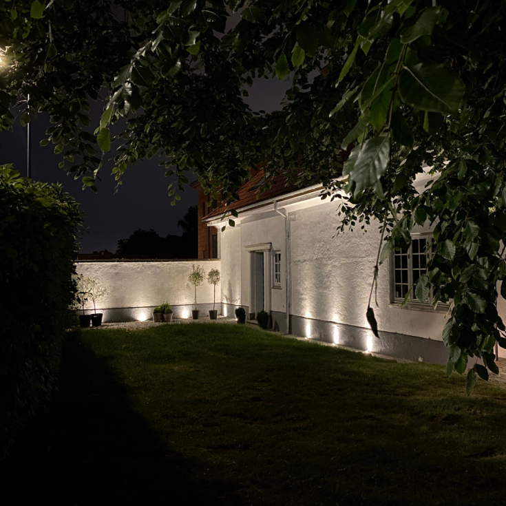 Light By Juul Chaussesten med Juulius 1 kippet spot, earl blue