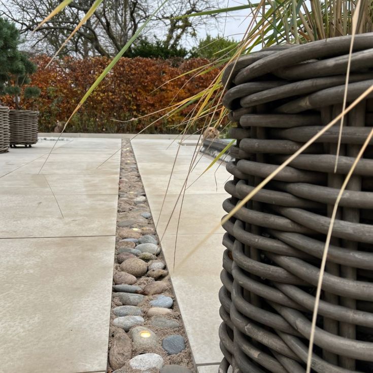 Light By Juhl knottestein med Cosmos spotlights, messing