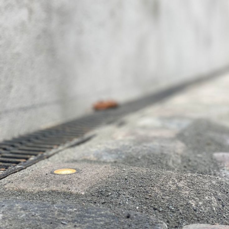 Light By Juhl chaussesten med Cosmos messing spot, 9x9x9 cm, earl grey