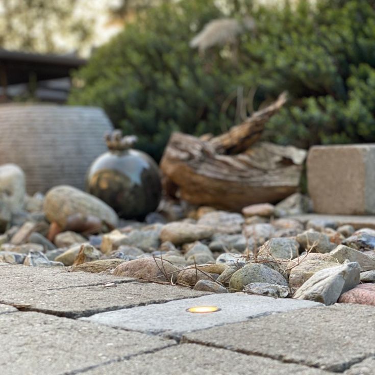 Light By Juhl megastein i tre med Cosmos black spotlights, 14x21x5,5 cm, rød mix