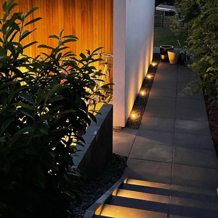 Light By Juhl megastein i tre med Cosmos black spotlights, 14x21x5,5 cm, rød mix