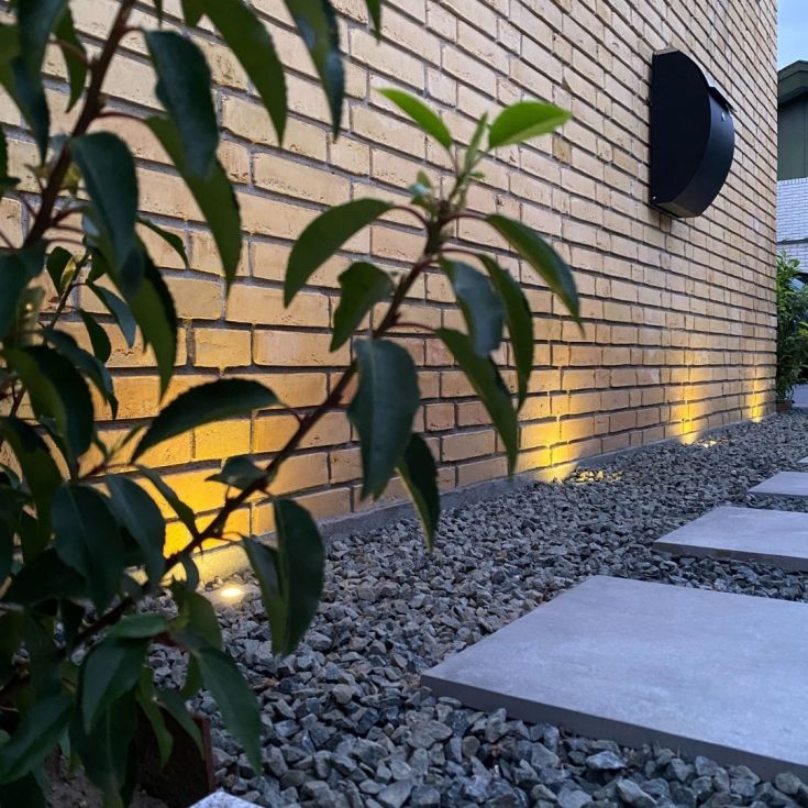 Light By Juhl betongfliser med Cosmos spotlights i messing, 10x10x6 cm, grå