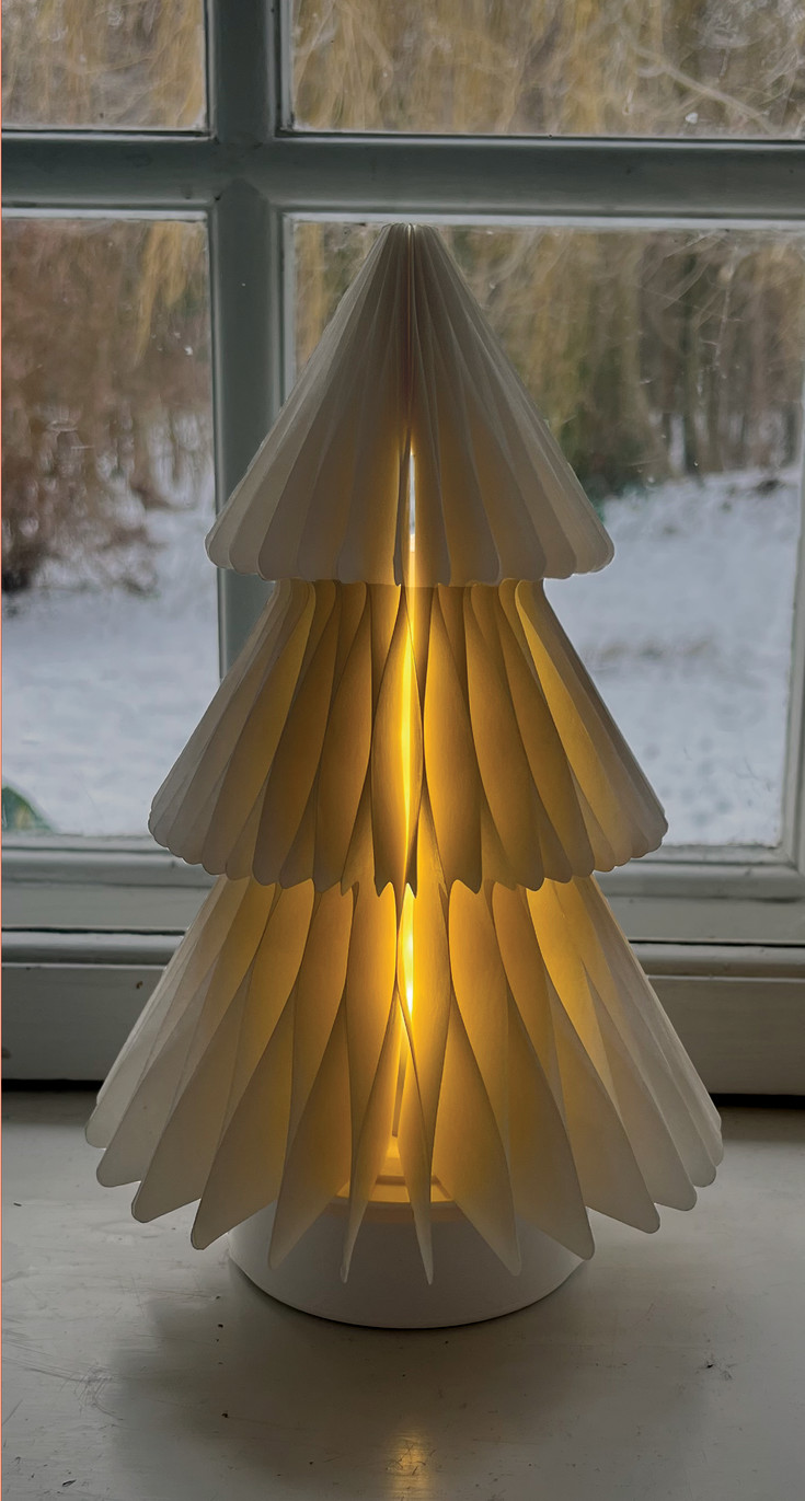 Veli Line papirjuletræ med lys