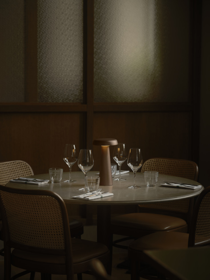 Dftp Arcello oppladbar bordlampe, brunert messing