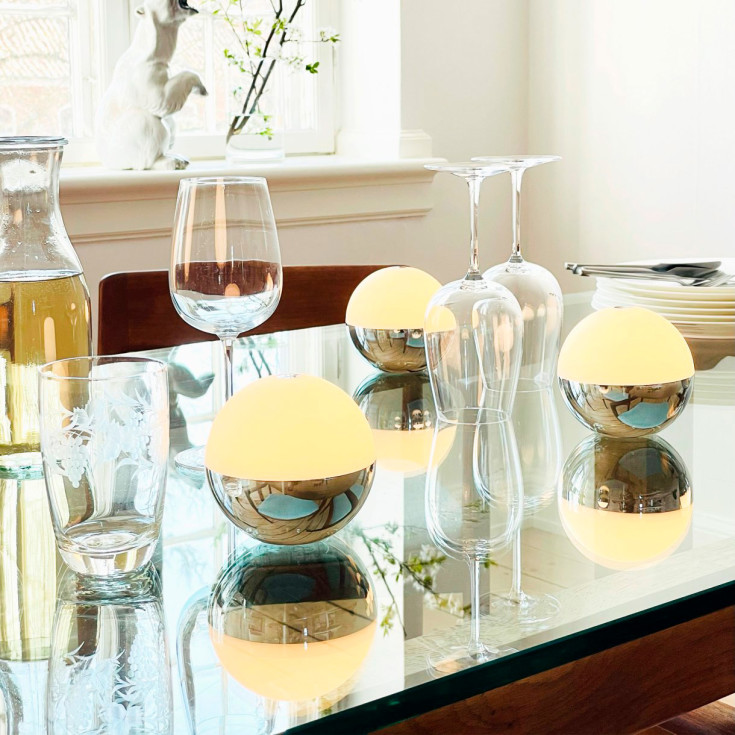 Dyberg Larsen Alba oppladbar bordlampe, krom