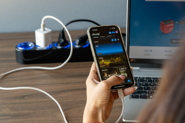 Shelly Gen4 stikdåse, Wi-Fi & Zigbee, sort