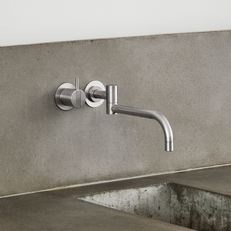 Vola 131M servant/kjøkkenbatteri for innbygging, 250 mm svingbar tut, medium grep, sort matt