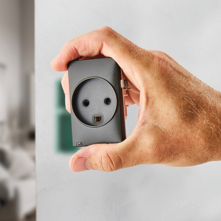 Fesh Curveline stikkontakt med jord, 1,5 modul, grå