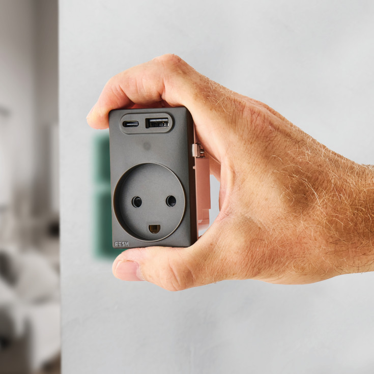 Fesh Curveline stikkontakt med jord og dobbelt USB, 1,5 modul, grå