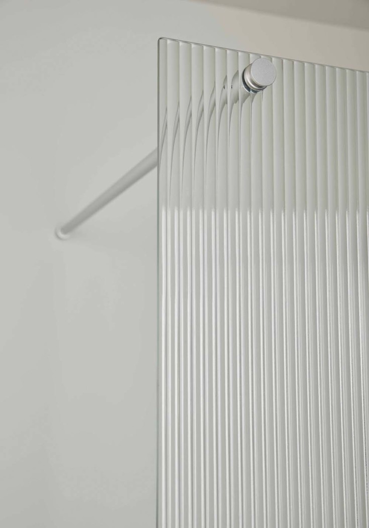 Noro Frost dusjvegg, 115 cm, riflet glass, krom profil