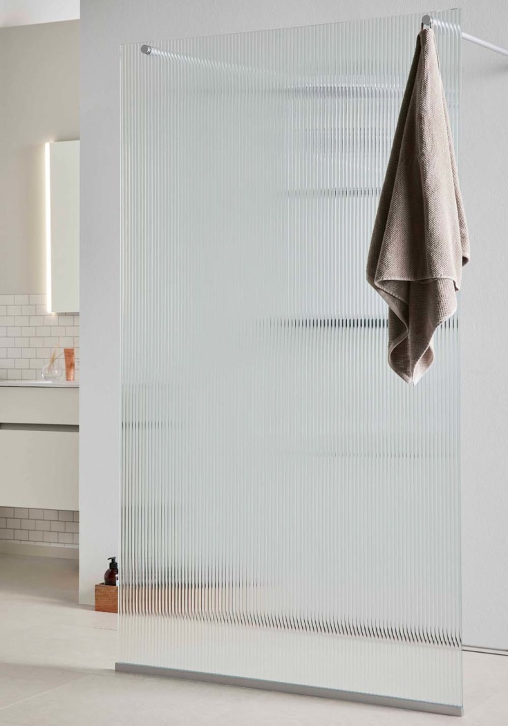 Noro Frost dusjvegg, 115 cm, riflet glass, krom profil