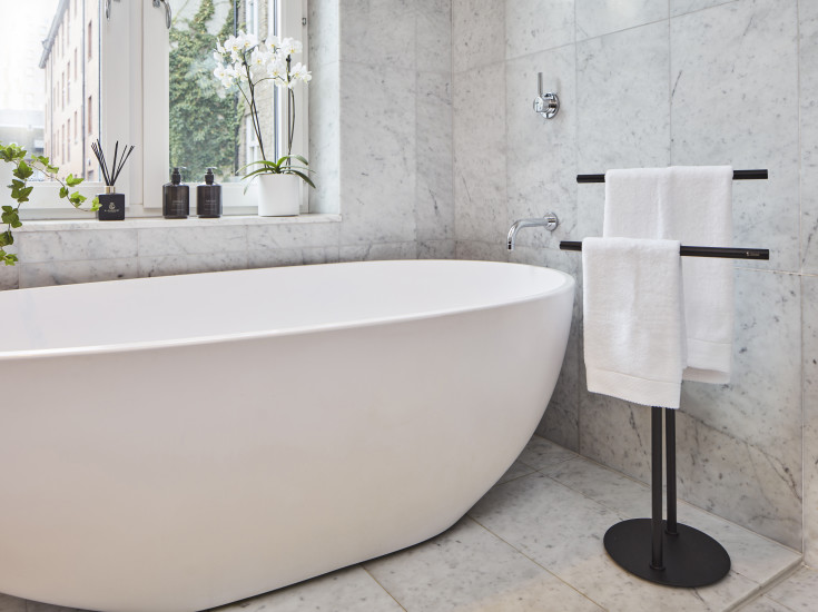 Smedbo Outline håndklædeholder, sort