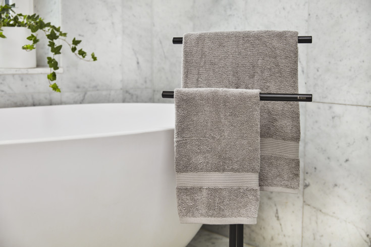 Smedbo Outline håndklædeholder, sort