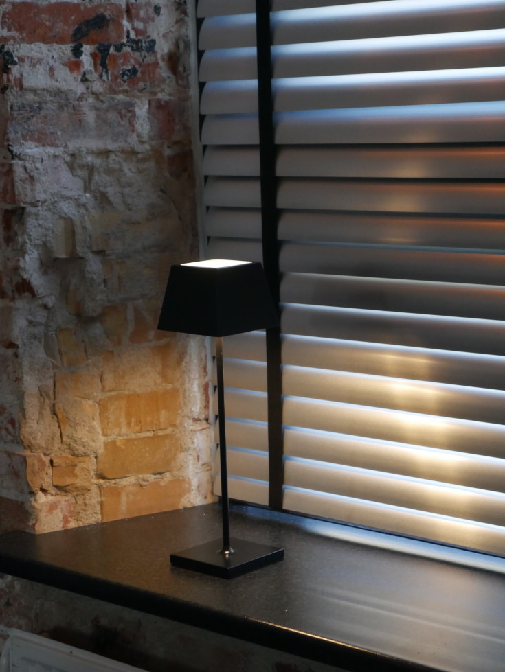 Nordtronic Conexos genopladelig bordlampe, sort