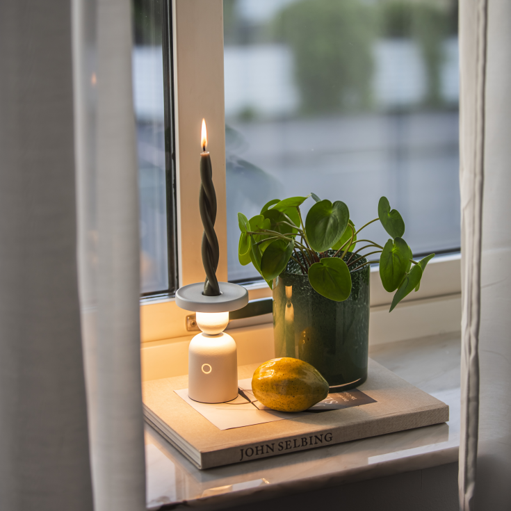 Konstsmide Nantes oppladbar bordlampe med lysestakeholder, hvit