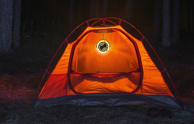 Grundig lampa med fläkt, batteridriven, svart