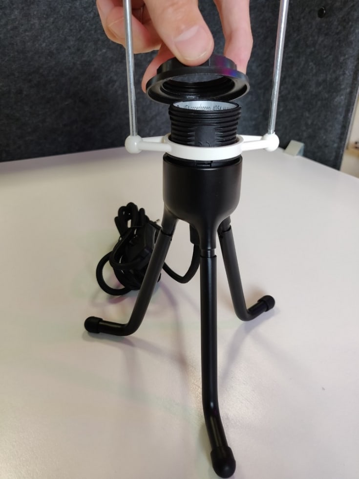 Skærmstativ, hvid plast, Ø34mm, forskydelig 14 - 21 cm