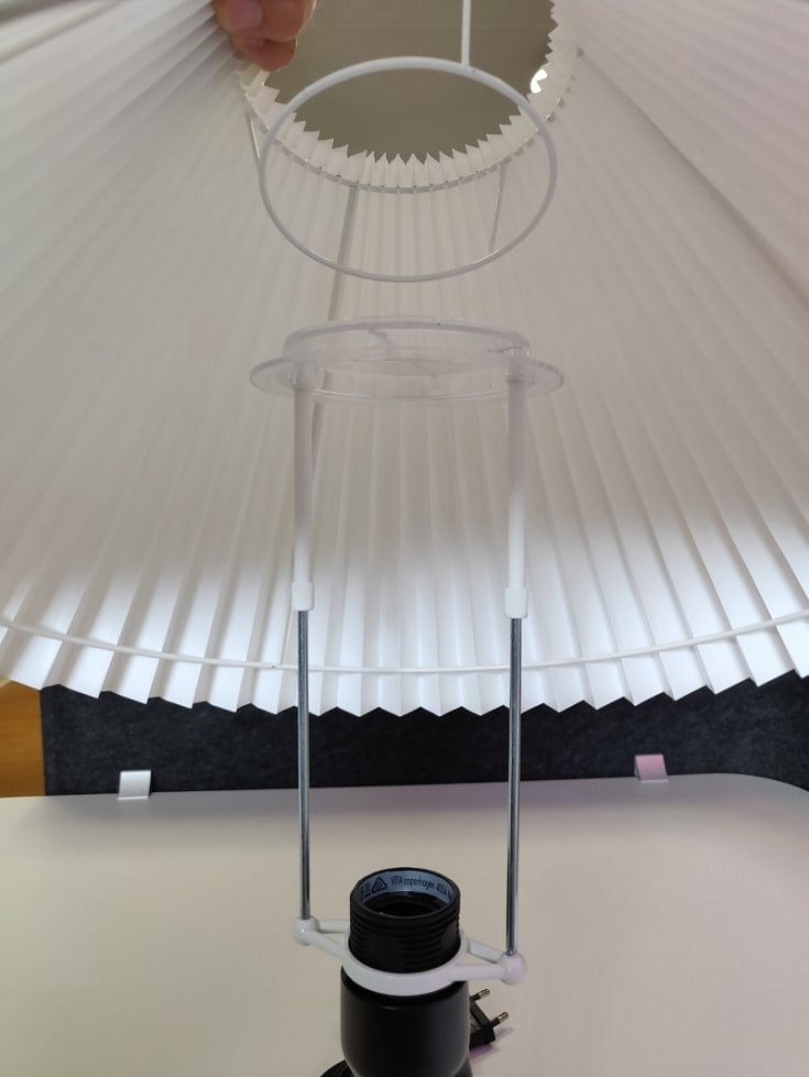 Skærmstativ, hvid plast, Ø40mm, forskydelig 14 - 21 cm