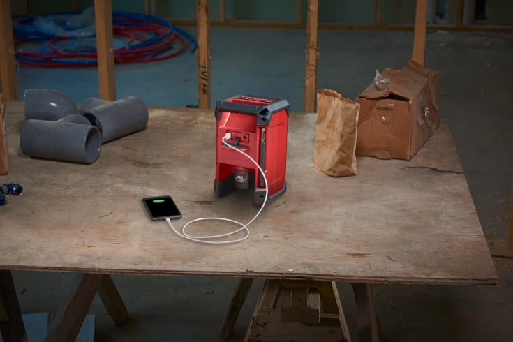 Milwaukee M12 RCDAB+-0 radio og lader